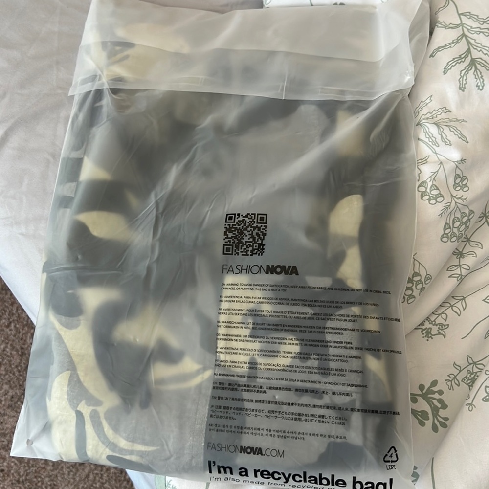 cargo camo pants ! BRAND NEW !